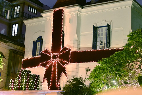 Ngôi nhà Noel trên phố Hai Bà Trưng với kiến trúc tuyệt vời và sự trang trí ấm cúng