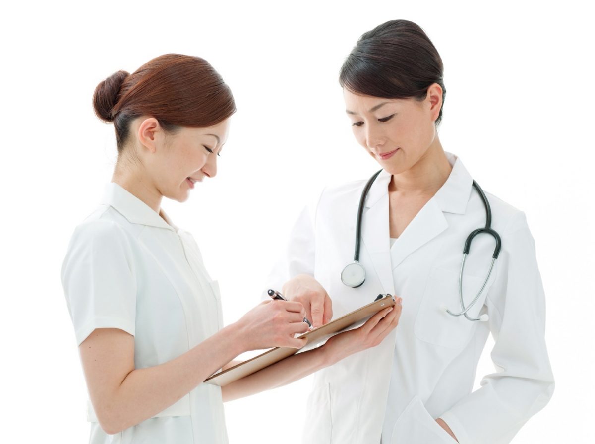Con gái nên học ngành Dược hay Điều dưỡng?